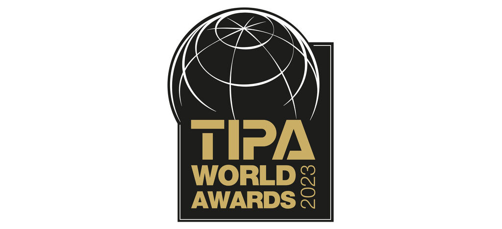 Logo for TIPA World Awards 2023 med globus og tekst i guld.