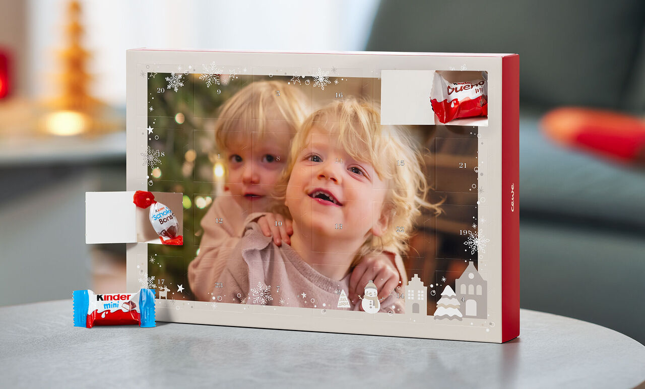 En festligt dekoreret adventskalender med søde sager