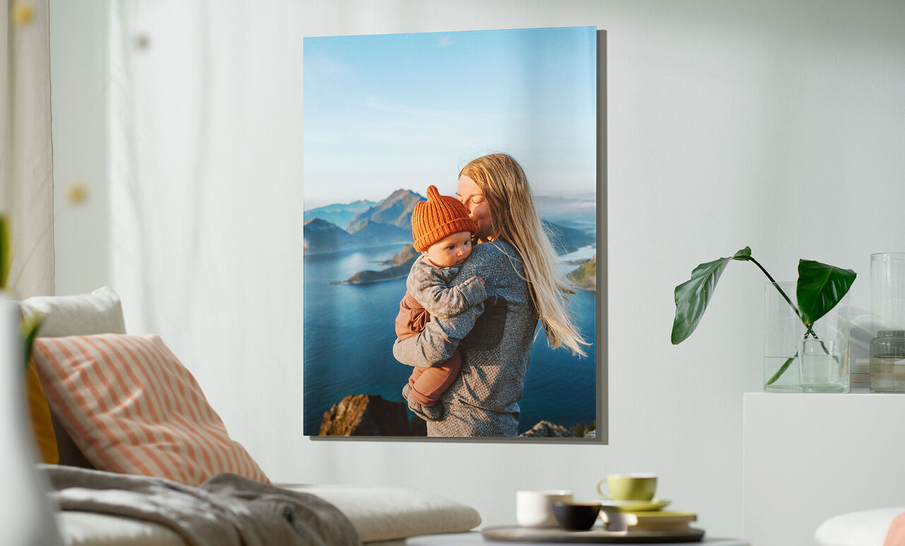 Et kærkomment øjeblik: En mor krammer sit barn ved havet.