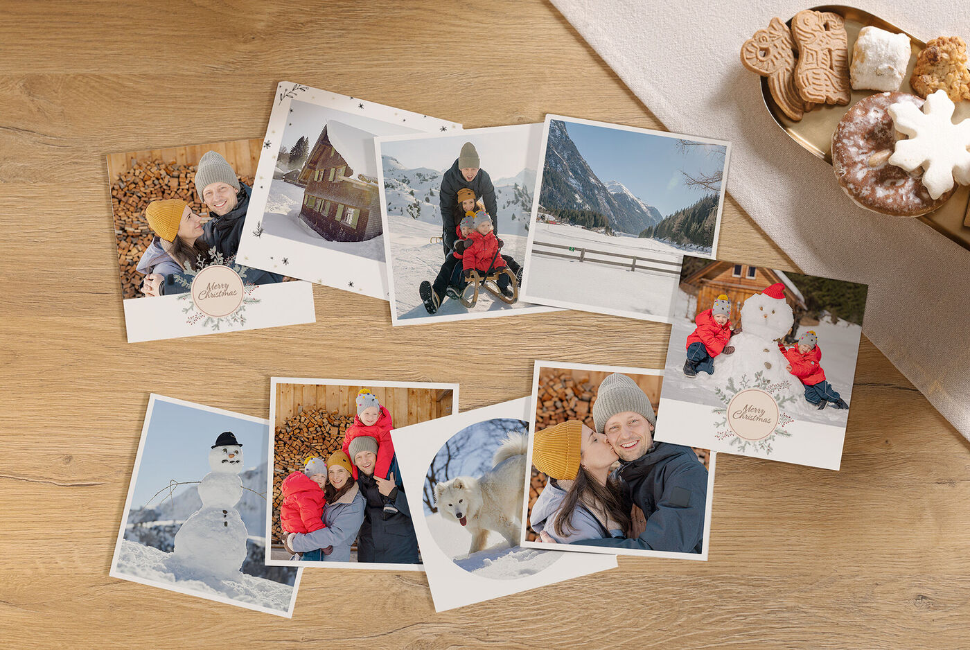 Collage af fotos fra vinteroplevelser og leg i sneen, inklusive børn og en snemand, omgivet af ingefærkager.