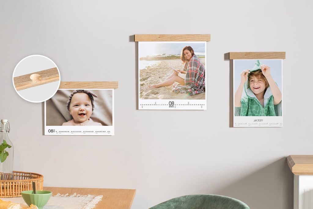Tre hængende fotokalendere på en væg med forskellige fotos