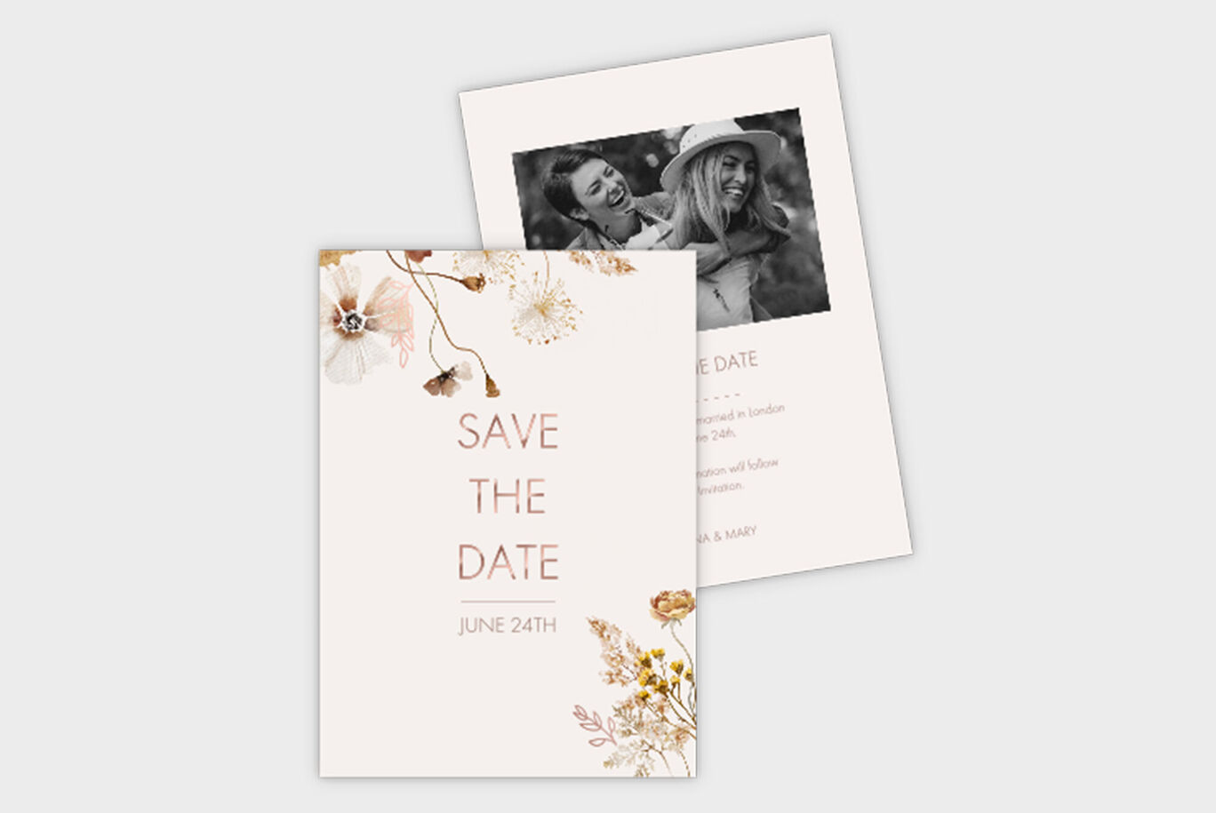 Et kærligt designet Save-the-Date-kort med sarte blomster og datoen 24. juni.
