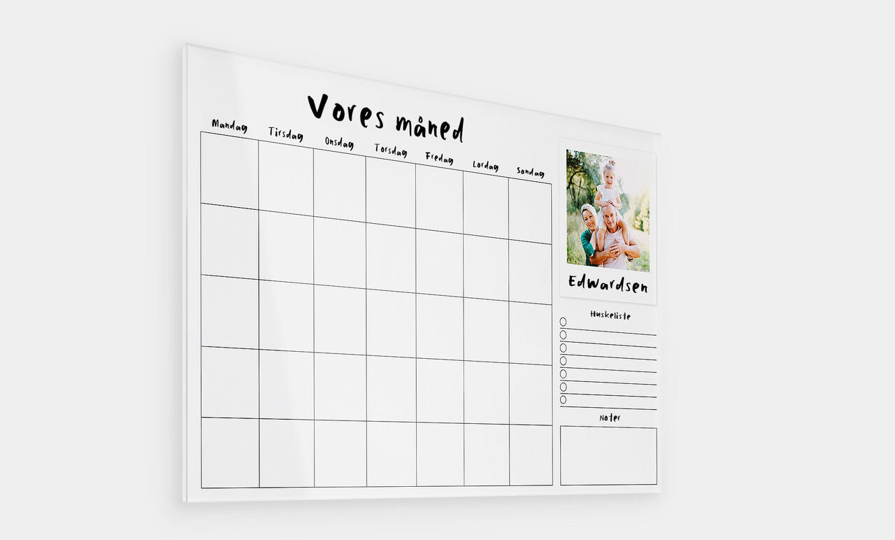En smuk vægkalender med plads til billeder og noter. Kalendaren har en klar månedsoversigt.
