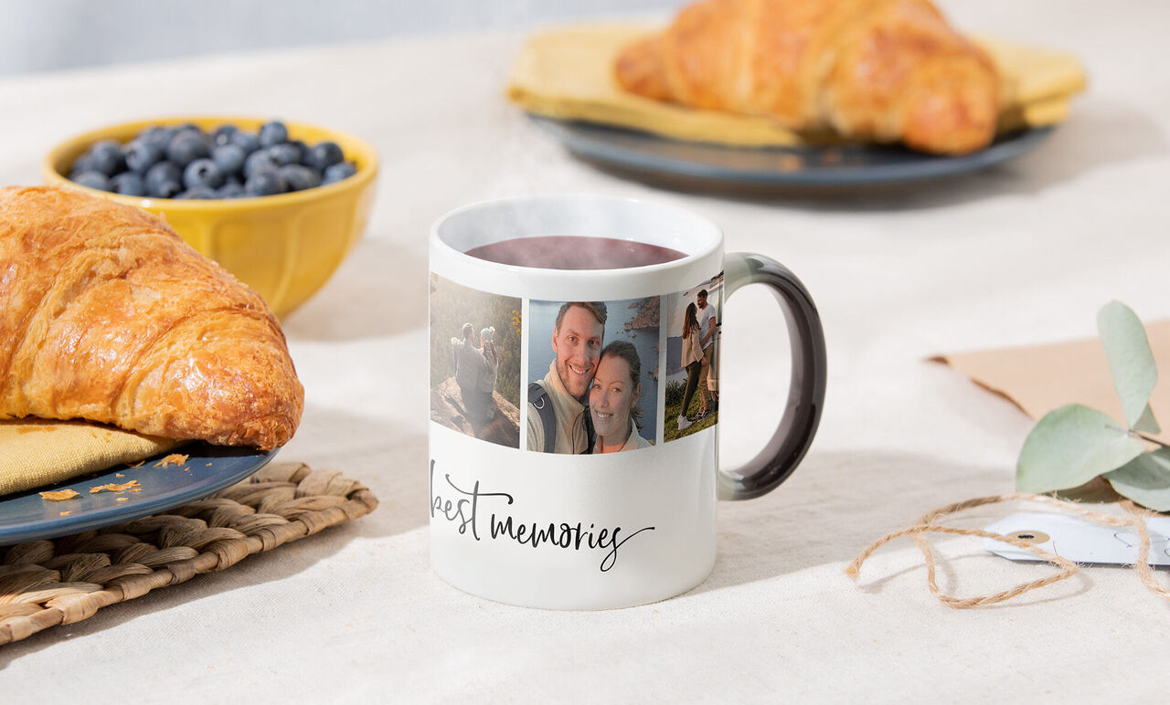 En kop med billeder af minder, med croissanter og blåbær ved siden af