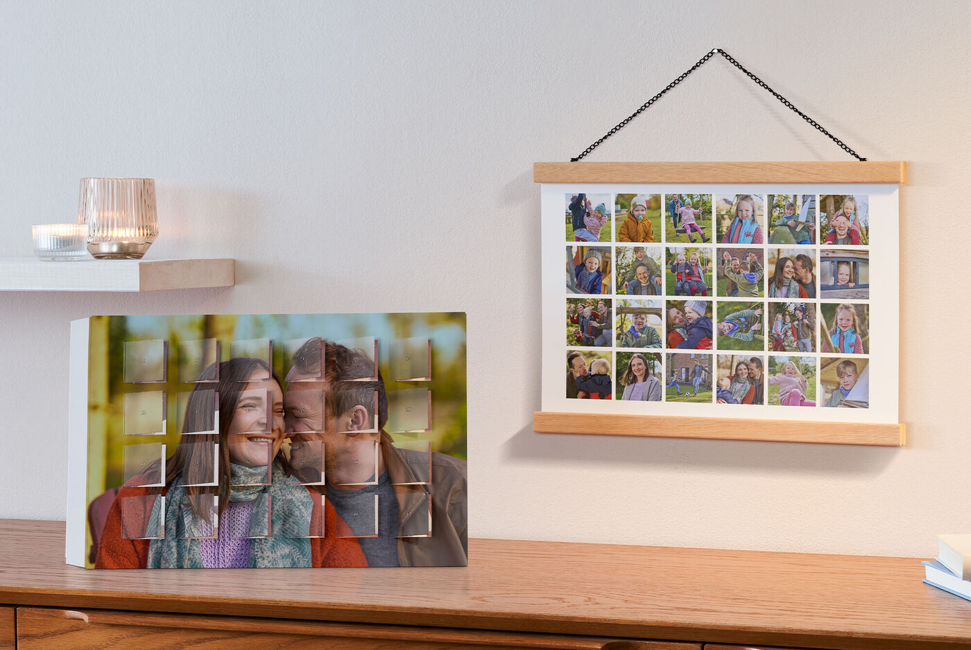 En CEWE fotobog og et vægmaleri med familiefotos på et bord, omfavnet af varm atmosfære.
