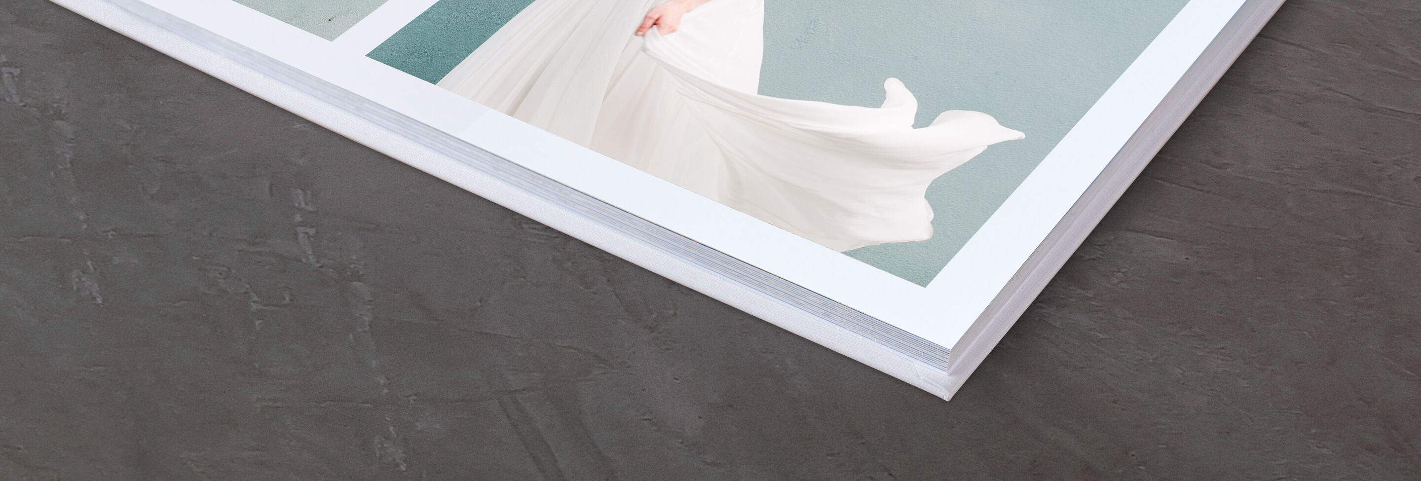 Detalje af et CEWE fotobog med elegant omslag.