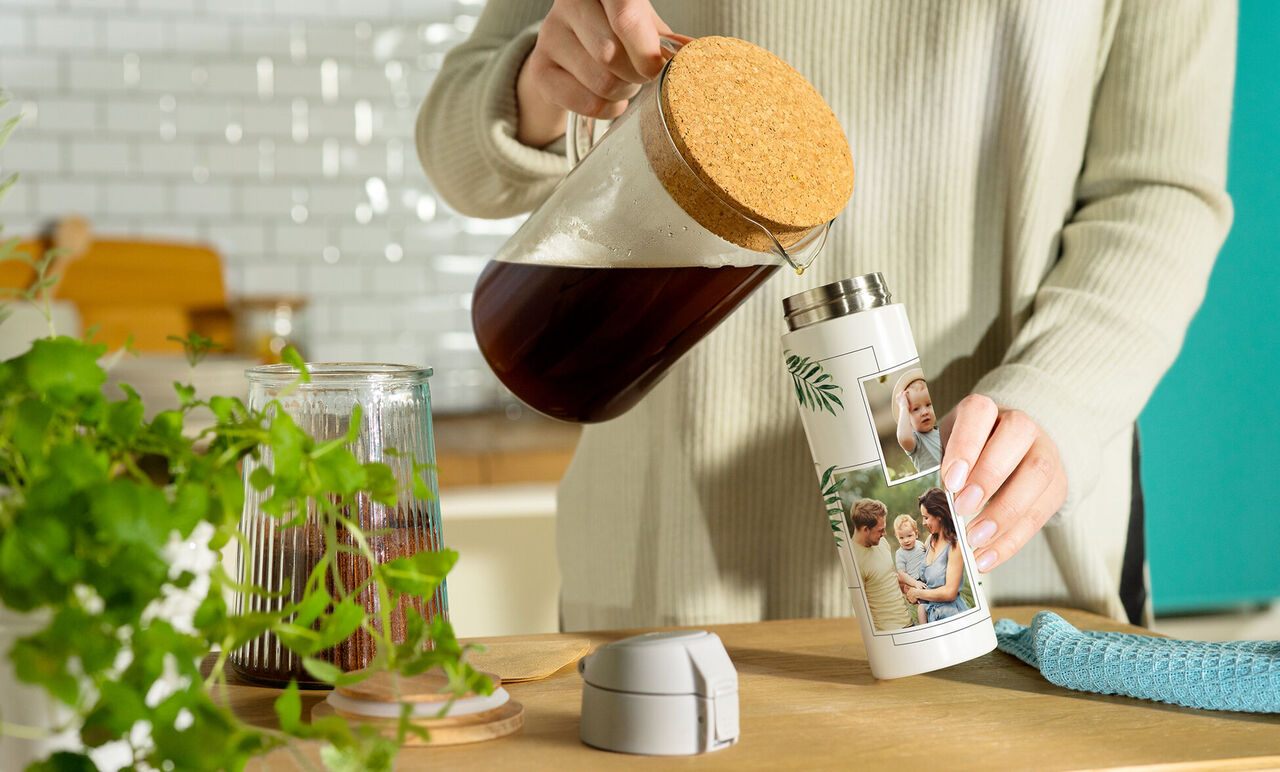 En person hælder kaffe fra en kande i en personlig termokande med billeder