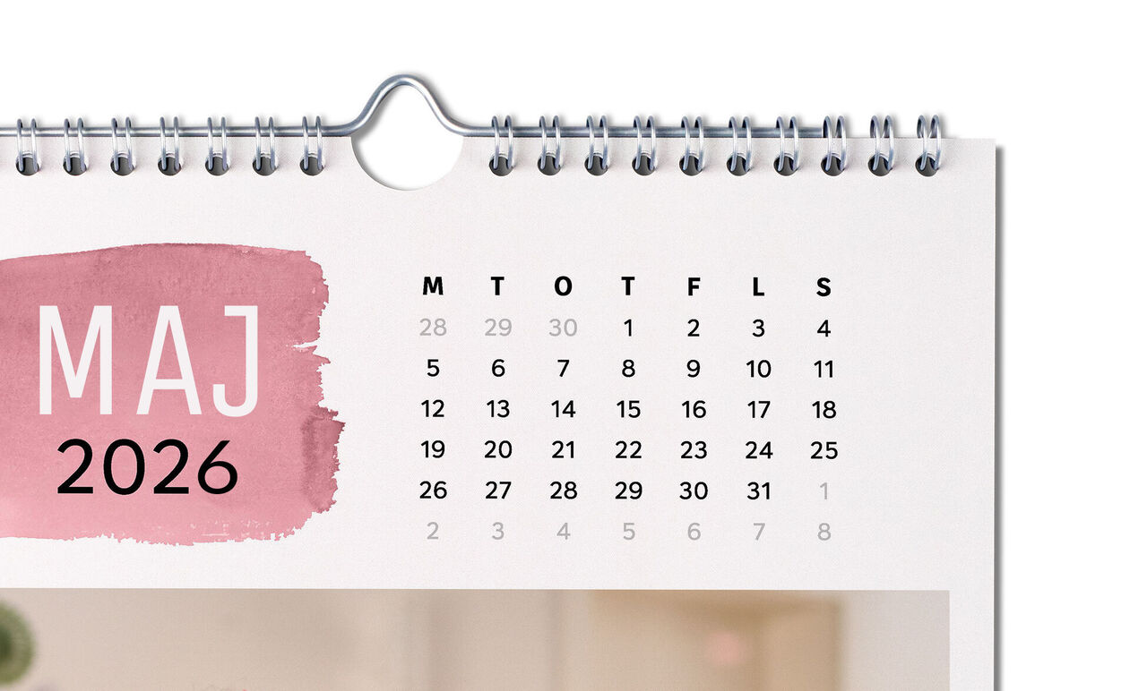 Kalender med lyserød tekst "MAJ 2025" og datoer.