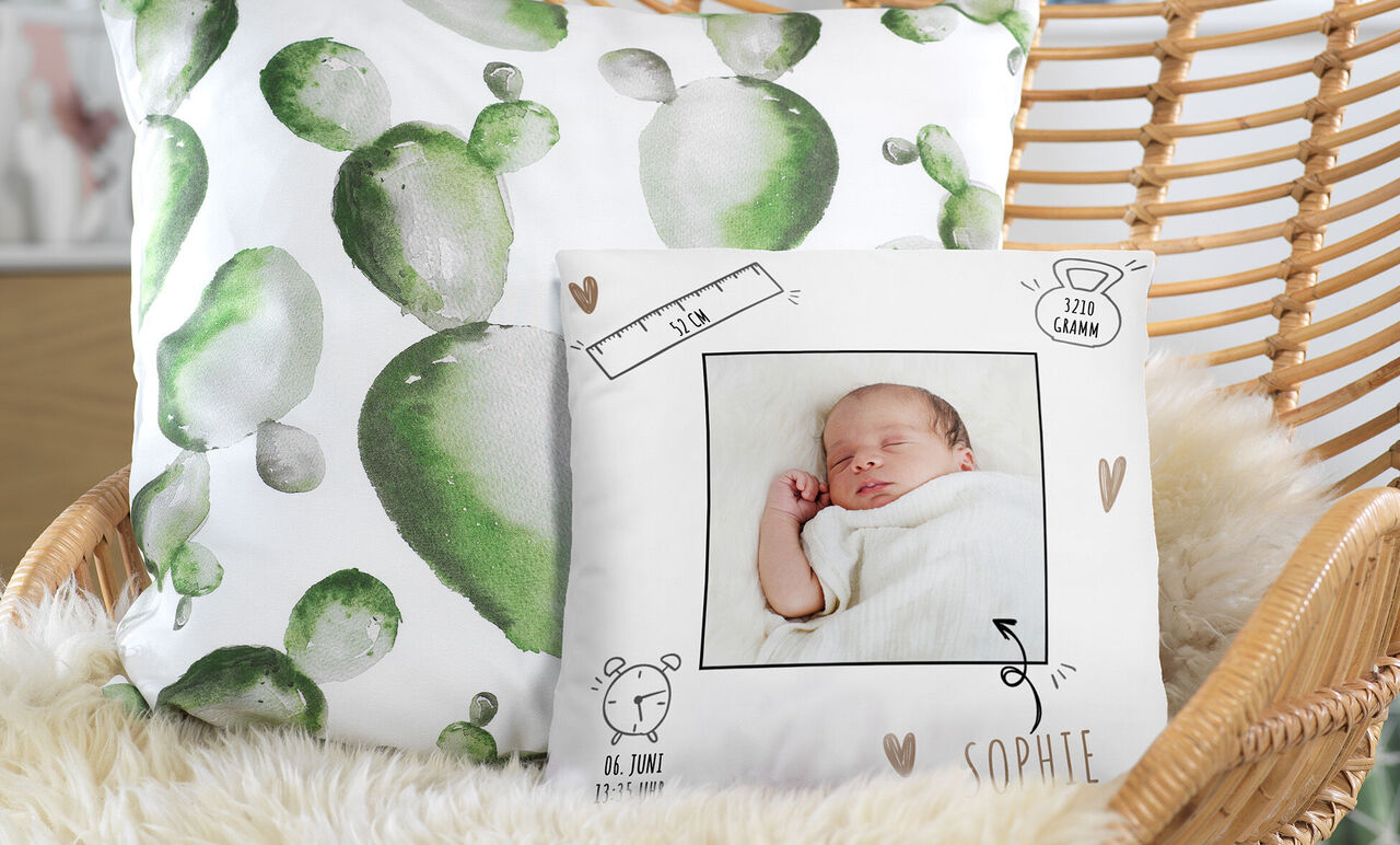 Hyggelig atmosfære med puder og en personlig pude med et babymotiv.