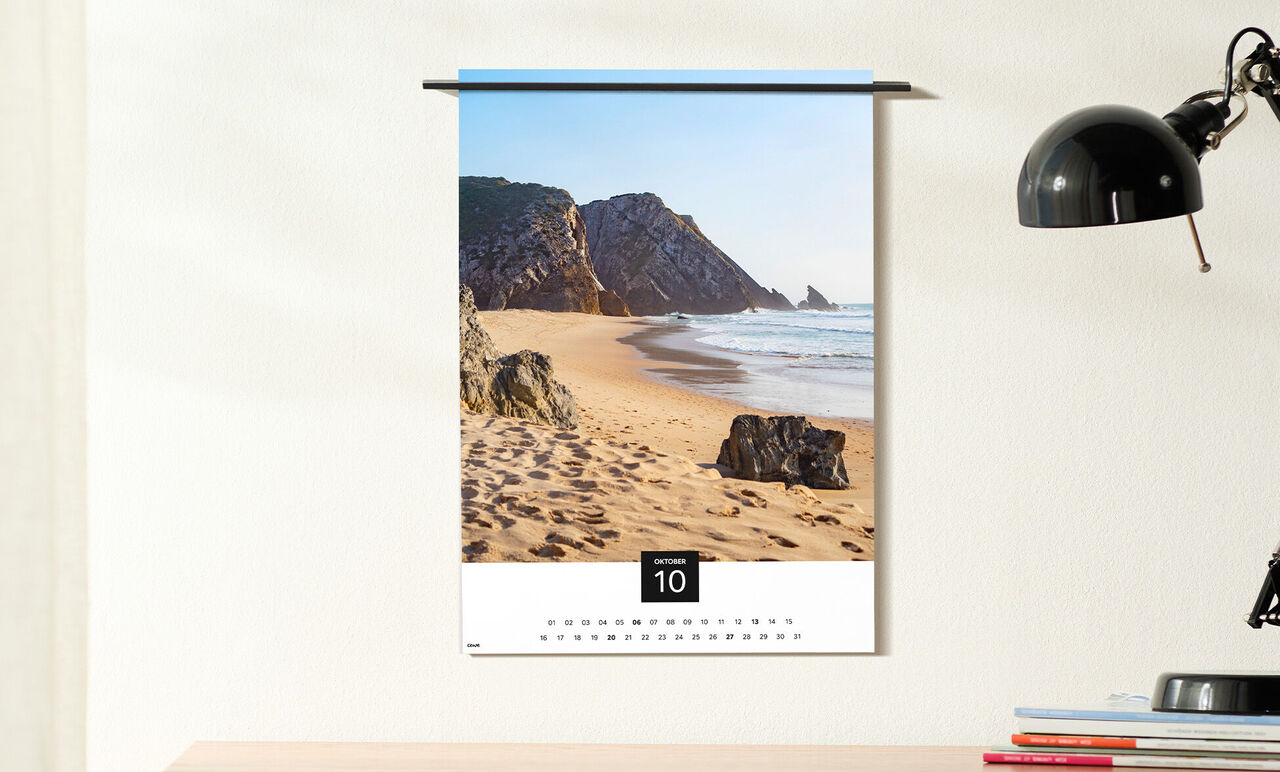 Kalender med et smukt strandmotiv og klipper ved kysten