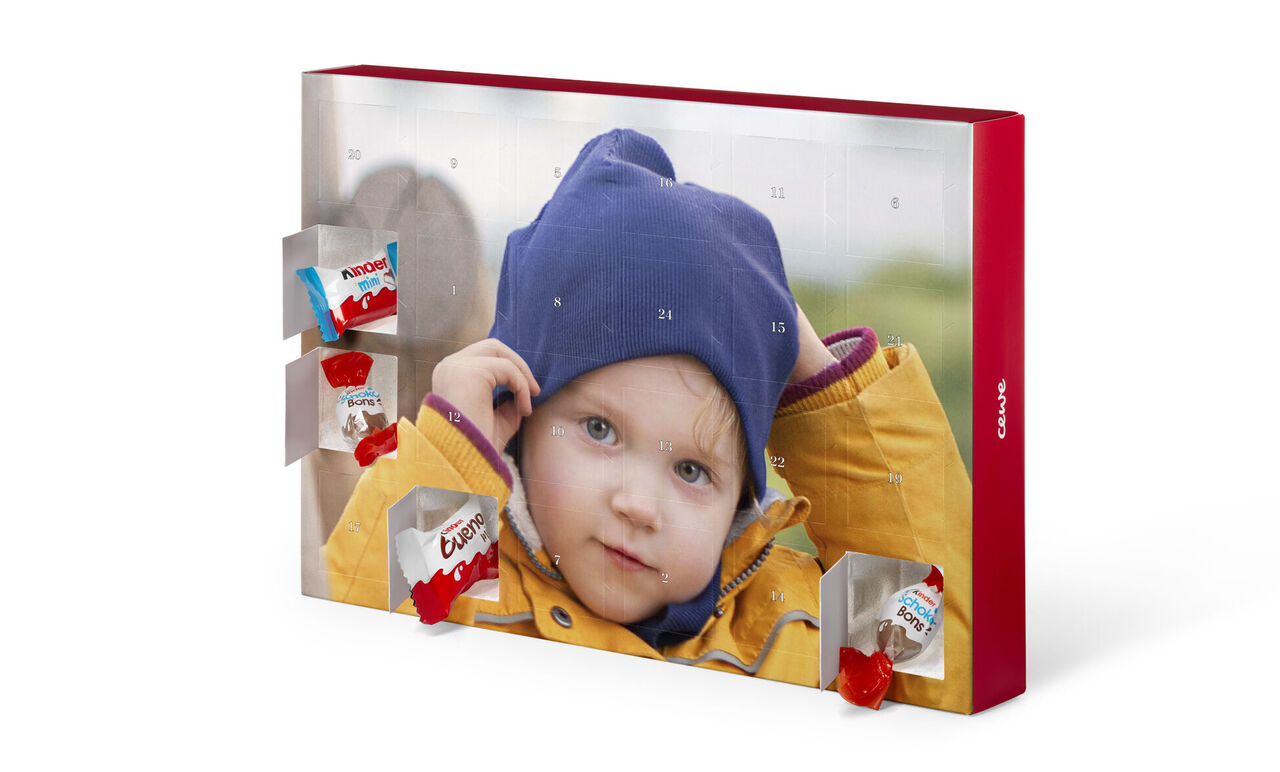 En adventkalender fyldt med søde overraskelser viser et glad barn i varmt tøj.