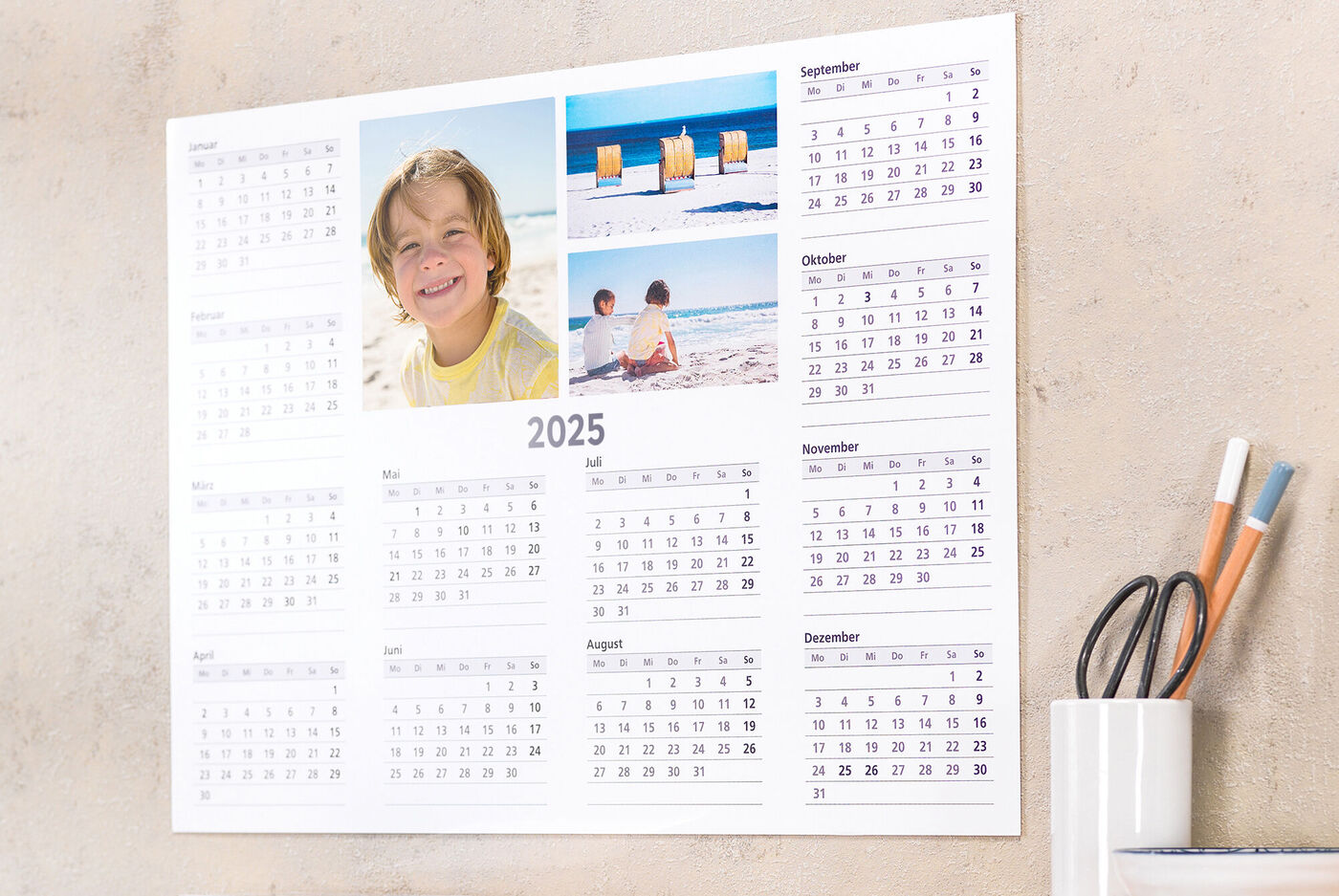En personlig fotokalender med billeder fra feriemomenter.