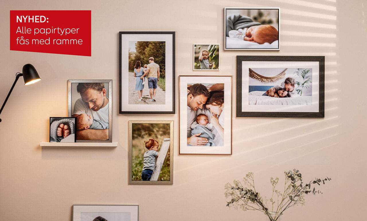 En kreativ væggestil med forskellige rammer, der viser smukke familiefotos.