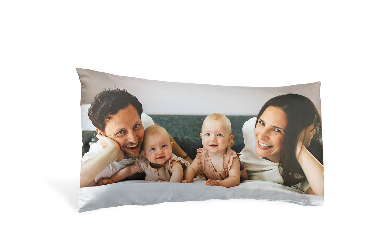 Sødt familiefoto på en pude med to små børn og forældre.
