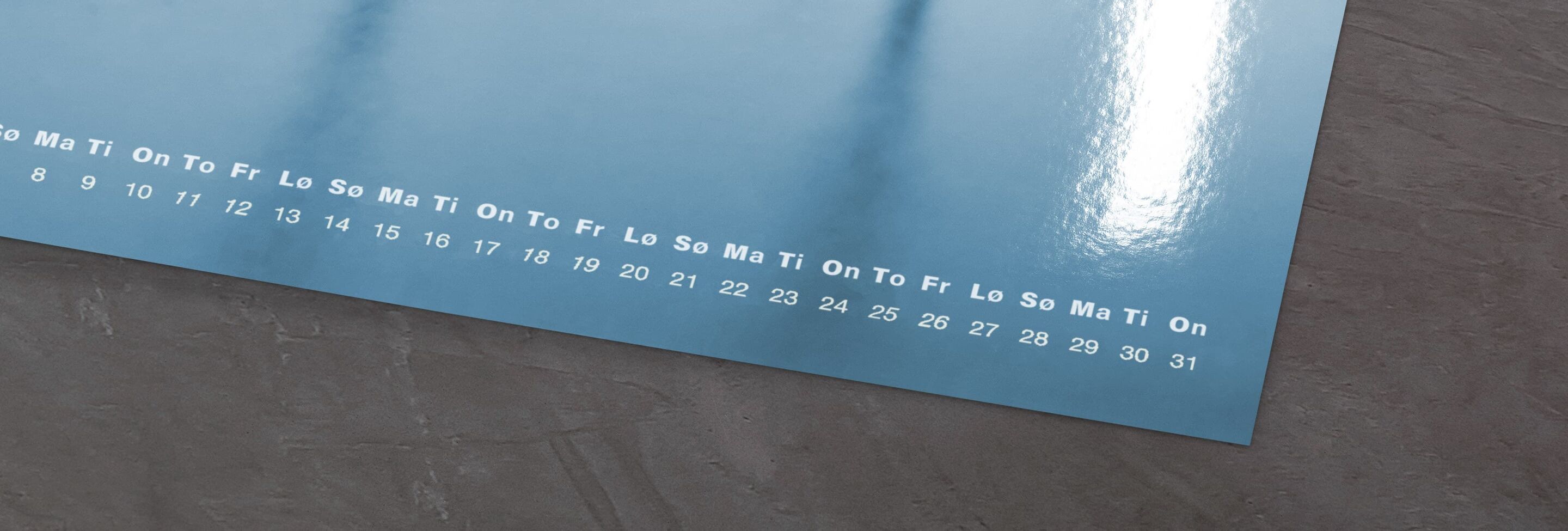 Kalender med blå overflade og datumsider