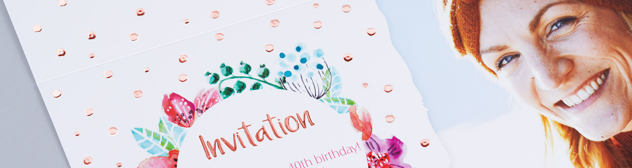 Invitationskort med farverige blomster og gyldne accenter