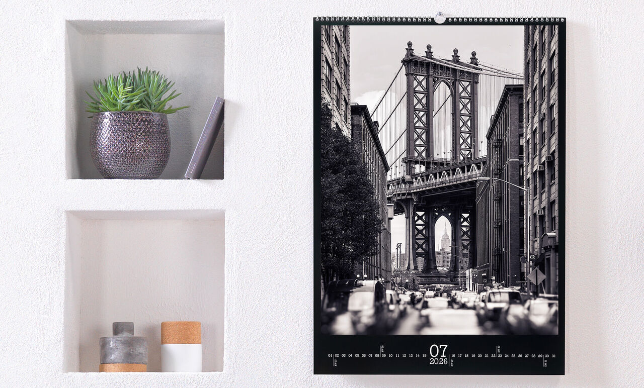 Kalender med et sort/hvid foto af Brooklyn Bridge, dekoreret med planter.
