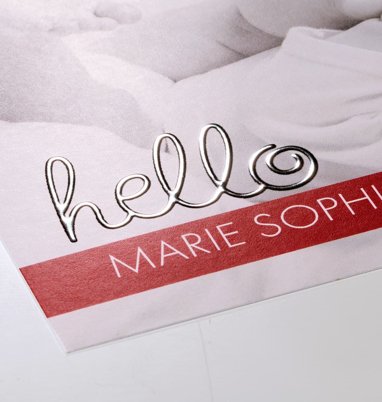 Kreativt hilsenkort med teksten 'hello' og navnet 'MARIE SOPHIE' i elegant skrift, ideelt til personlige beskeder