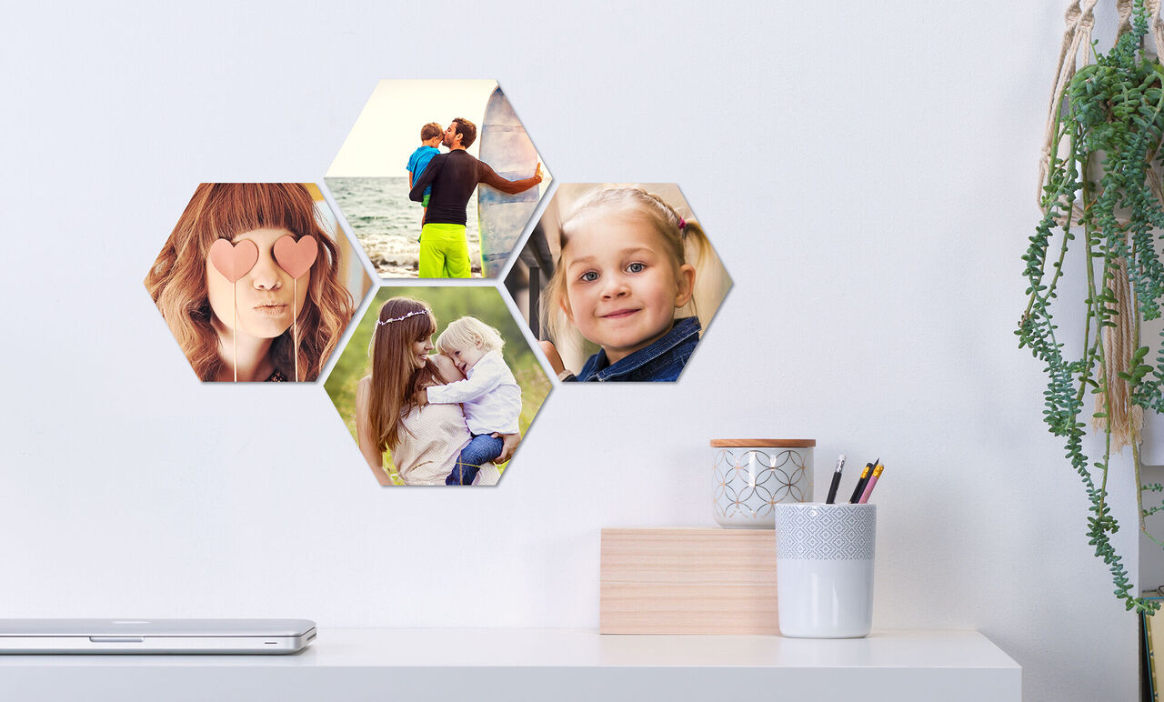 Seks kantet fotocollage med familiebilleder på en væg