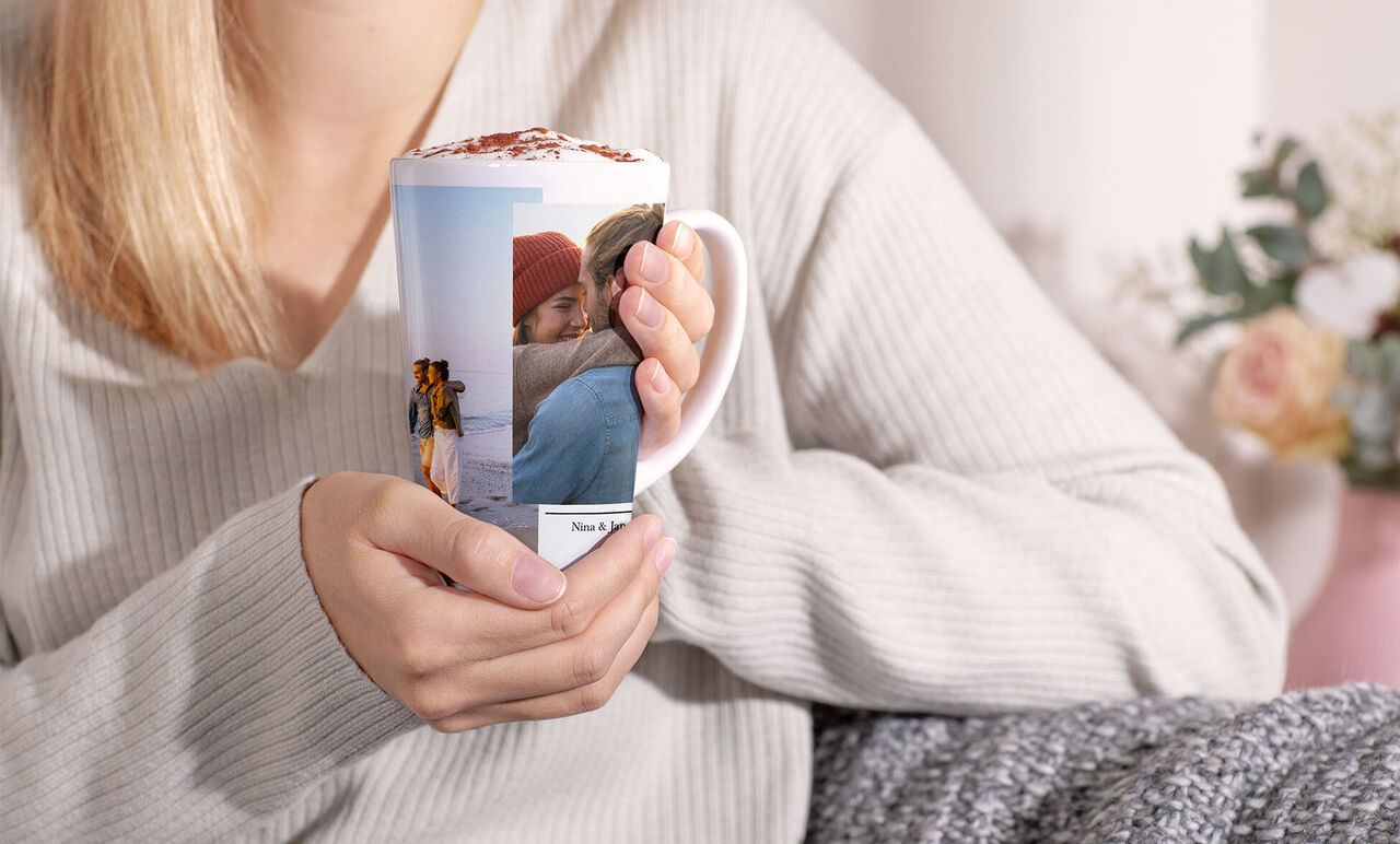 En person holder en personaliseret kop med fotos fra dejlige minder.