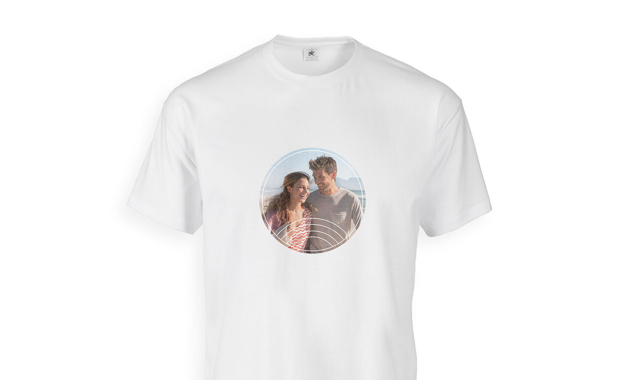 T-shirt med rund tryk, der viser et par i naturen.