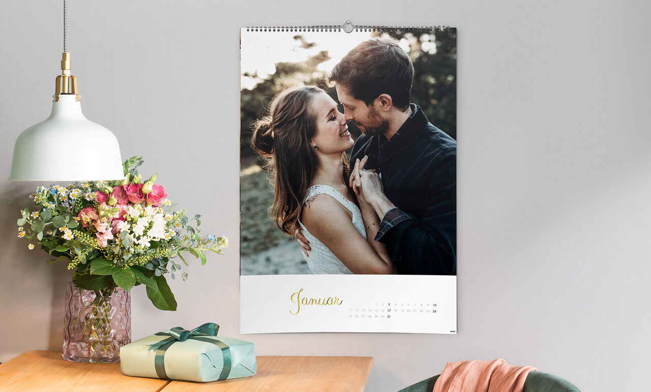 En romantisk vægkalender for januar med et kærligt par i omfavnelse.