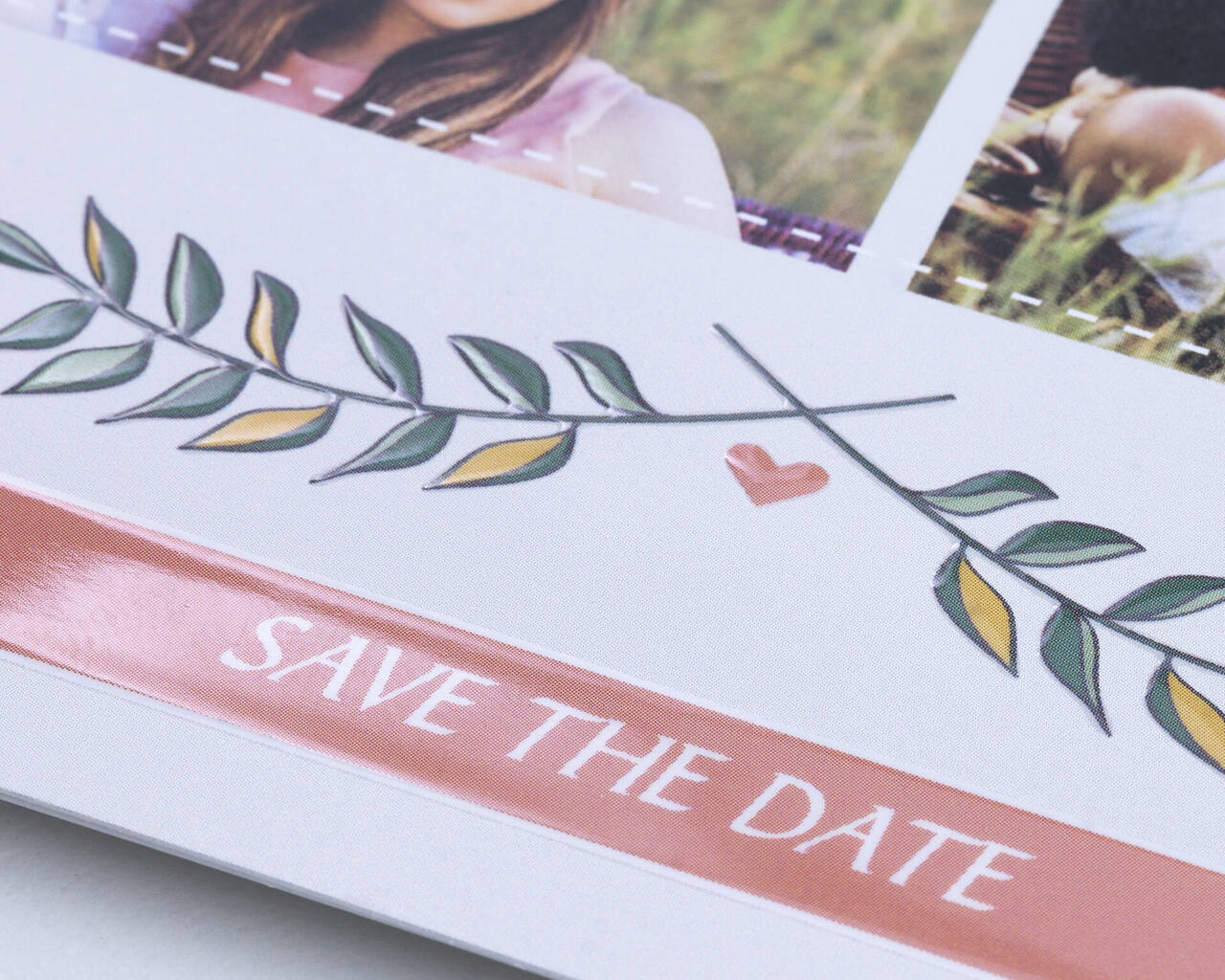 Et glad 'Save the Date' med hjerte og blad dekoration.
