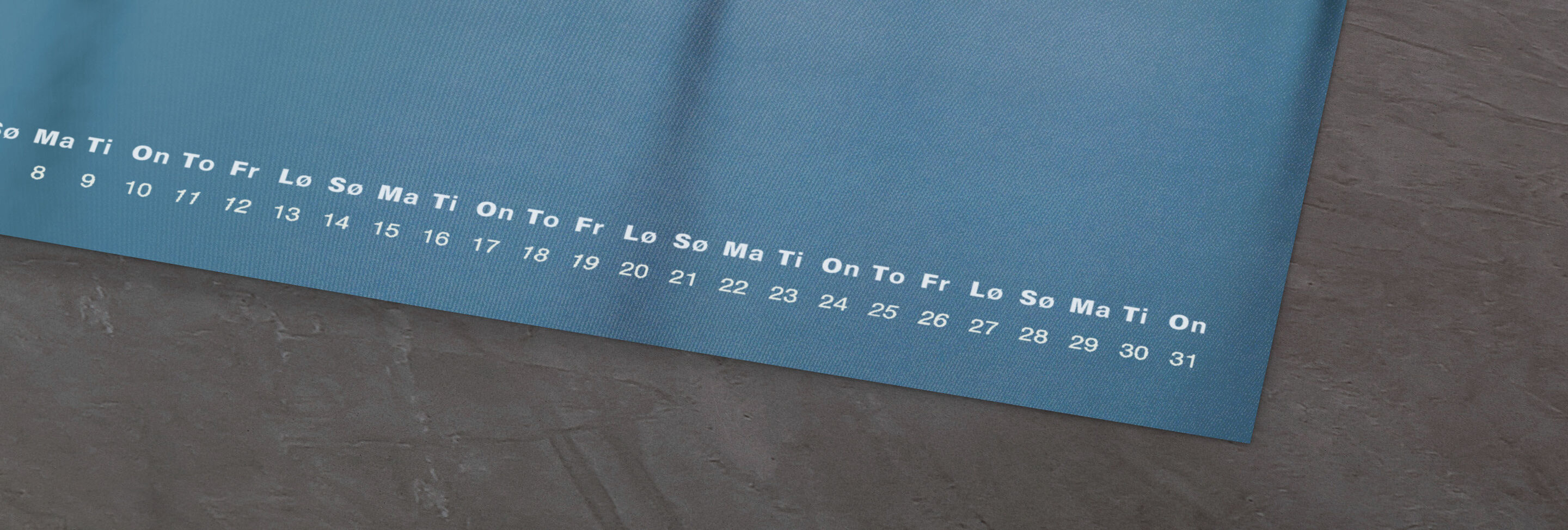 Blå måned med hvide tal for dage i måneden, CEWE fotokalender