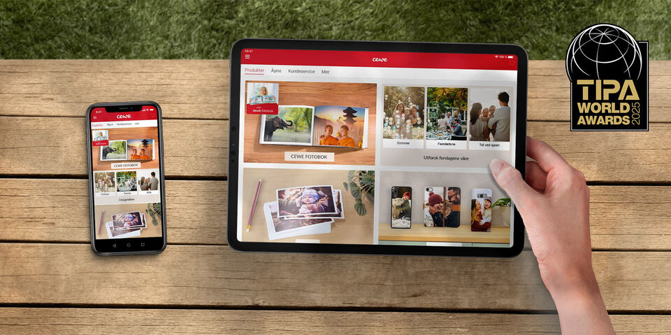 En person ser på CEWE-fotobog appen på en tablet og smartphone
