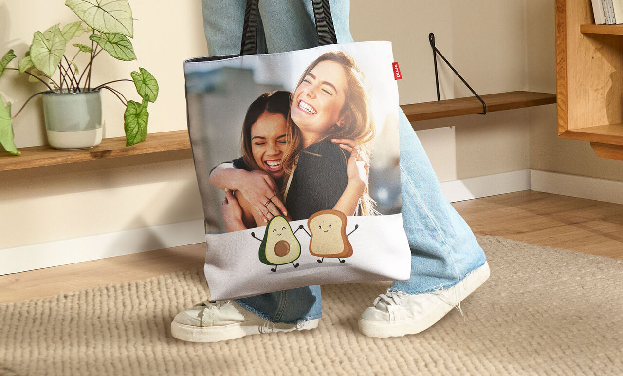 En person bærer en kærlig taske med avocado- og toastmotiv.