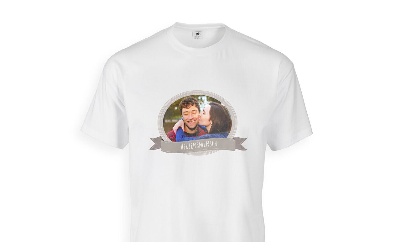Hvid T-shirt med et rundt foto og teksten "Erindringer", der vækker positive følelser.