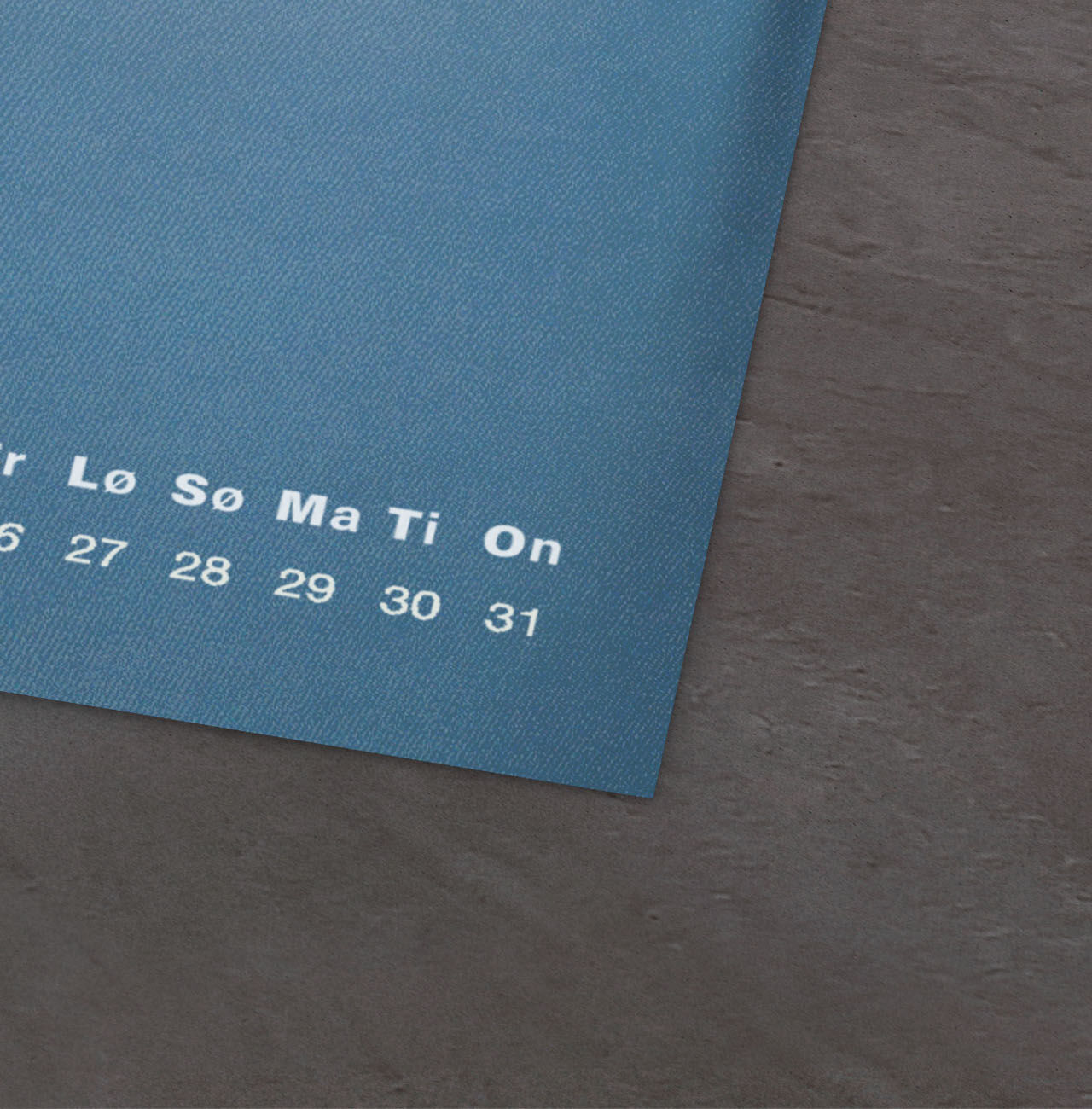 En blå kalender med et grønt CEWE-logo, der symboliserer et blad.