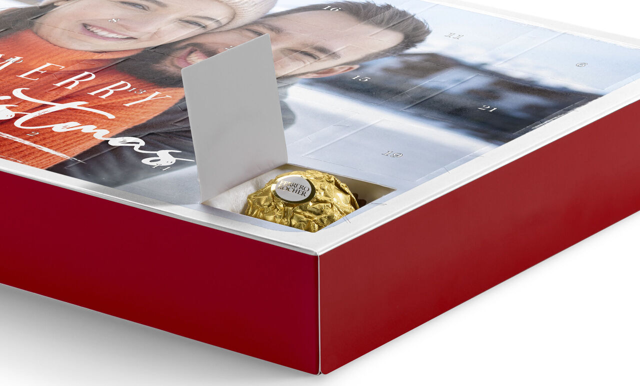 En smuk adventskalender med festlig indpakning, der indeholder en gylden praline.