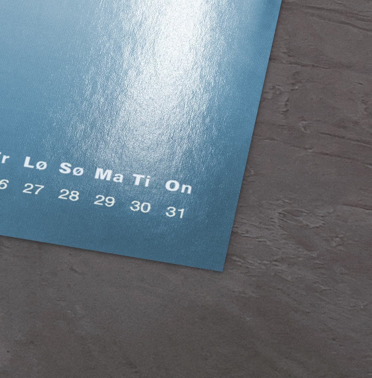 En minimalistisk vægkalender i blå med stilfuldt design.