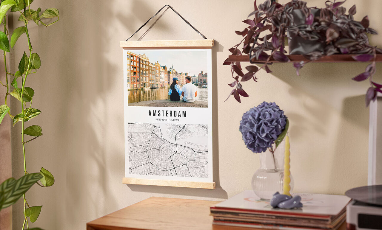 Vidunderligt vægmaleri med et foto af et par foran de smukke kanaler i Amsterdam og et kort.