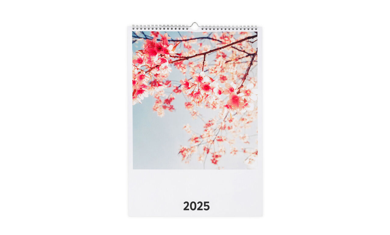 Kalender med smukke kirsebærblomster viser måneden 2025