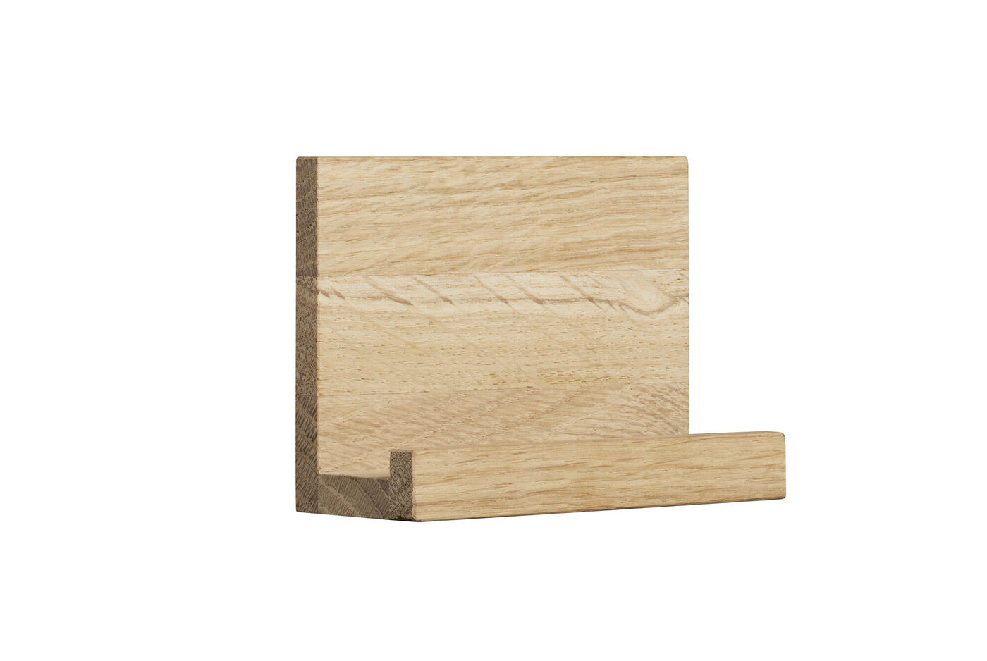 Træhylde i minimalistisk design, perfekt til dekoration.