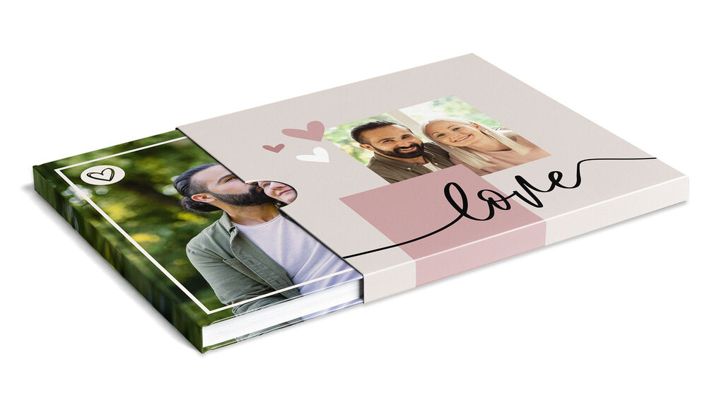 En kærligt designet fotobog med to billeder og teksten "love" på forsiden.