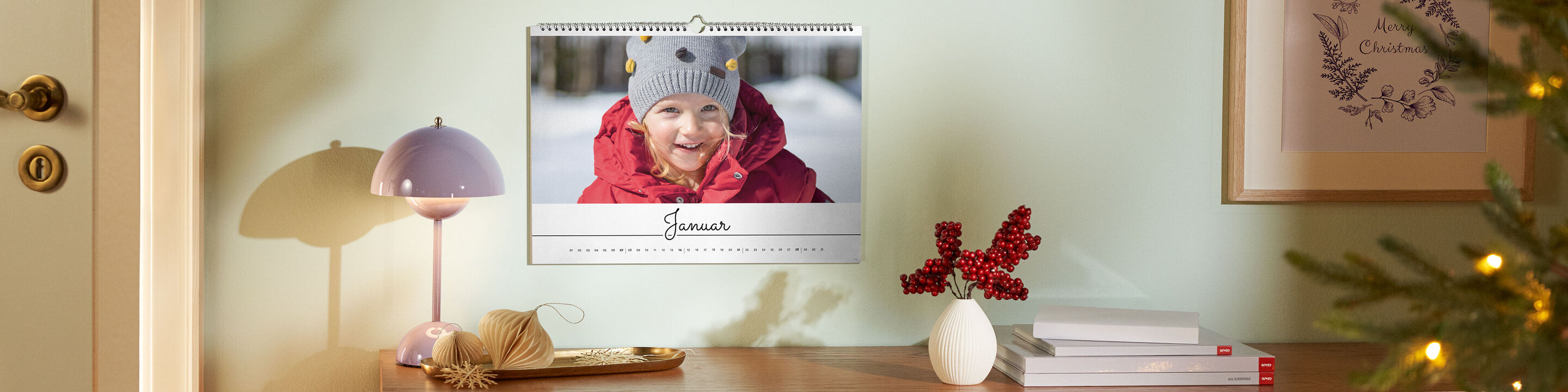 Smuk fotokalender for januar hænger på væggen.