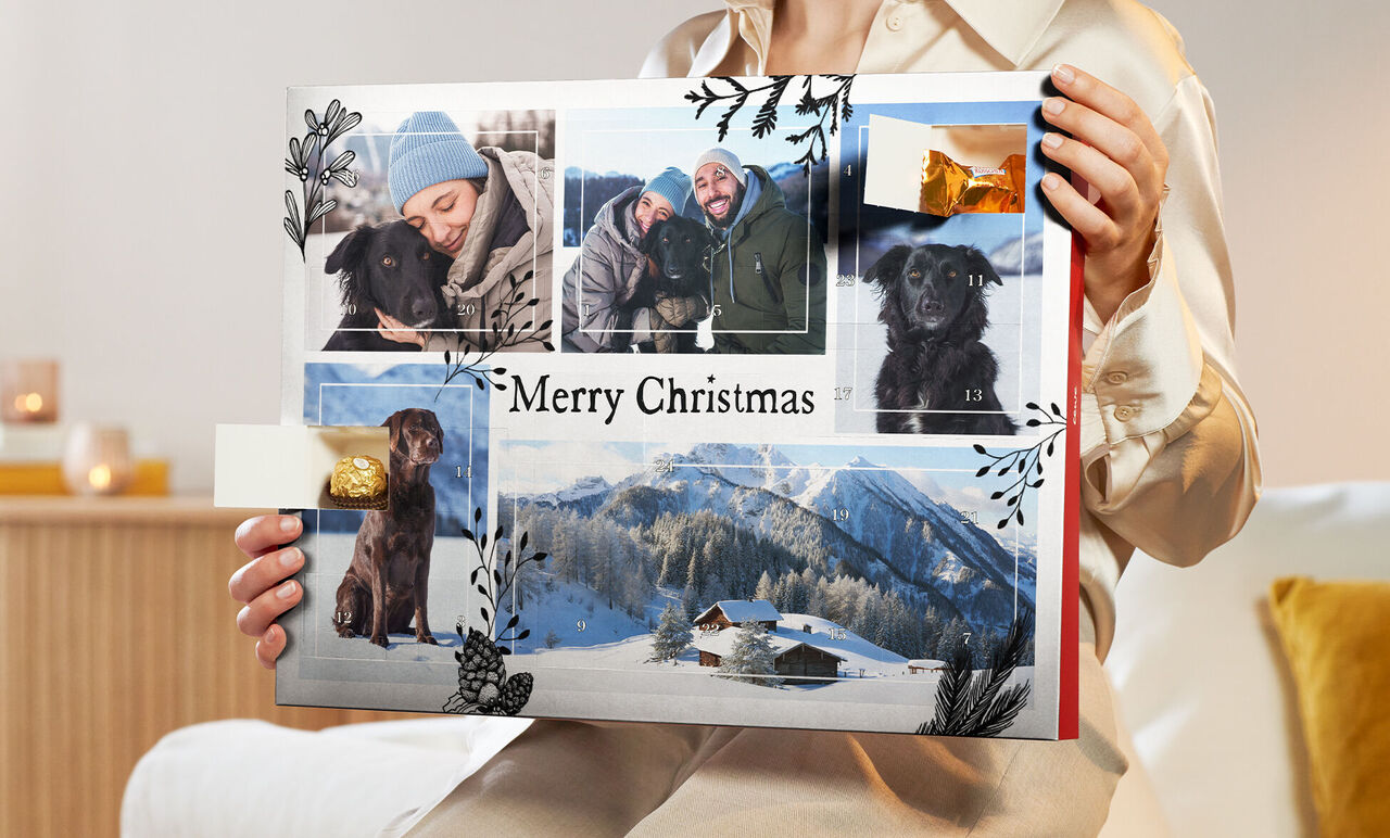 En person holder en kreativ fotobog med julemotive.