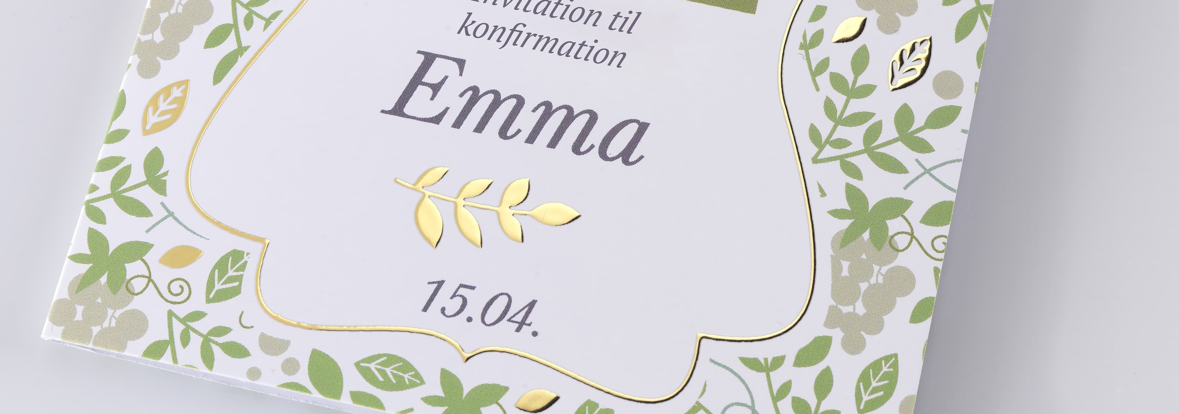 Smuk invitation kort med blomster og gyldne detaljer til Emmas konfirmation.
