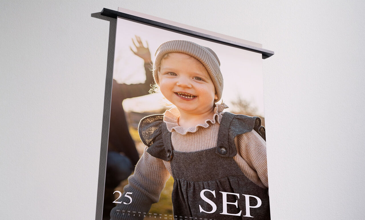 En kærligt designet fotokalender med et billede af et lykkeligt barn, der smiler til kameraet.