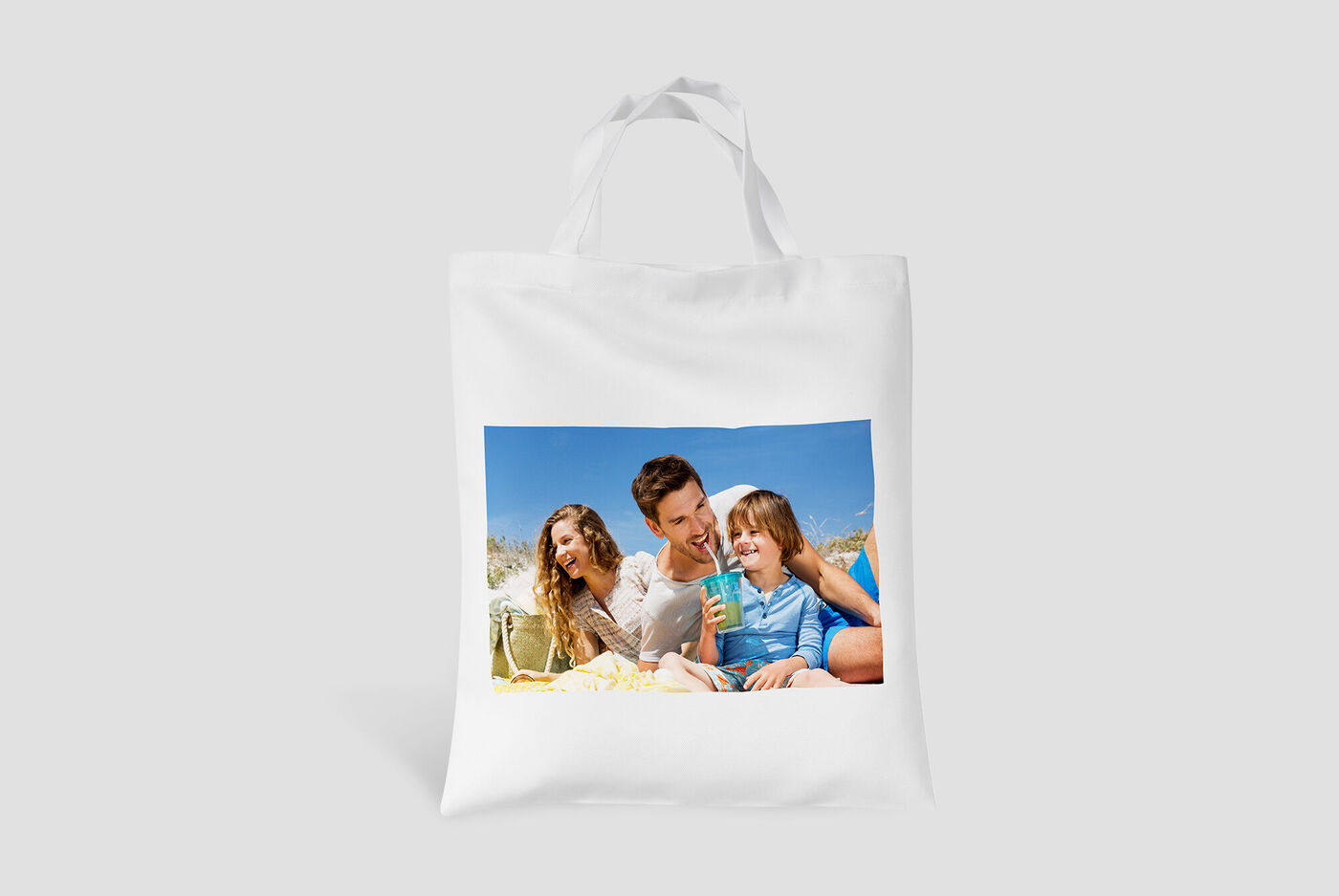 En glad gruppe nyder en dag på stranden med snacks og drikkevarer