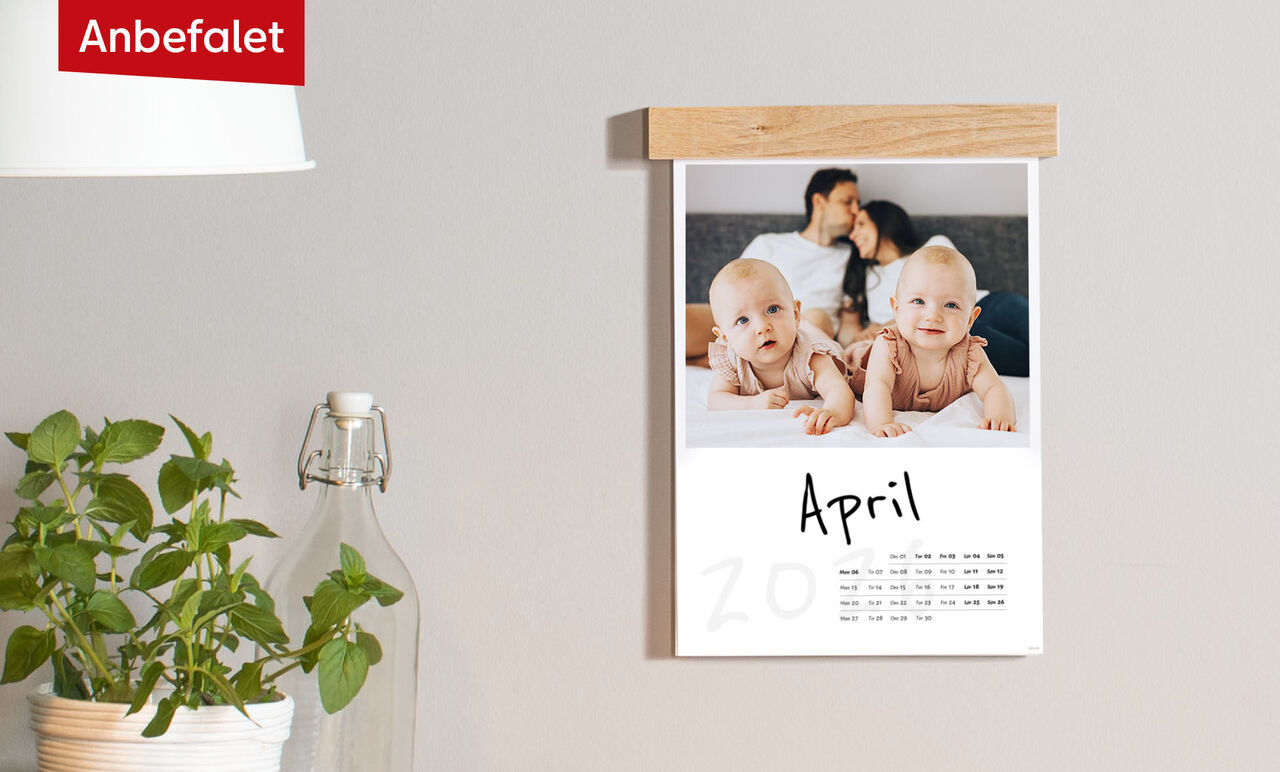 En sød fotokalender viser april måned med to babyer. Baggrunden viser en familie.