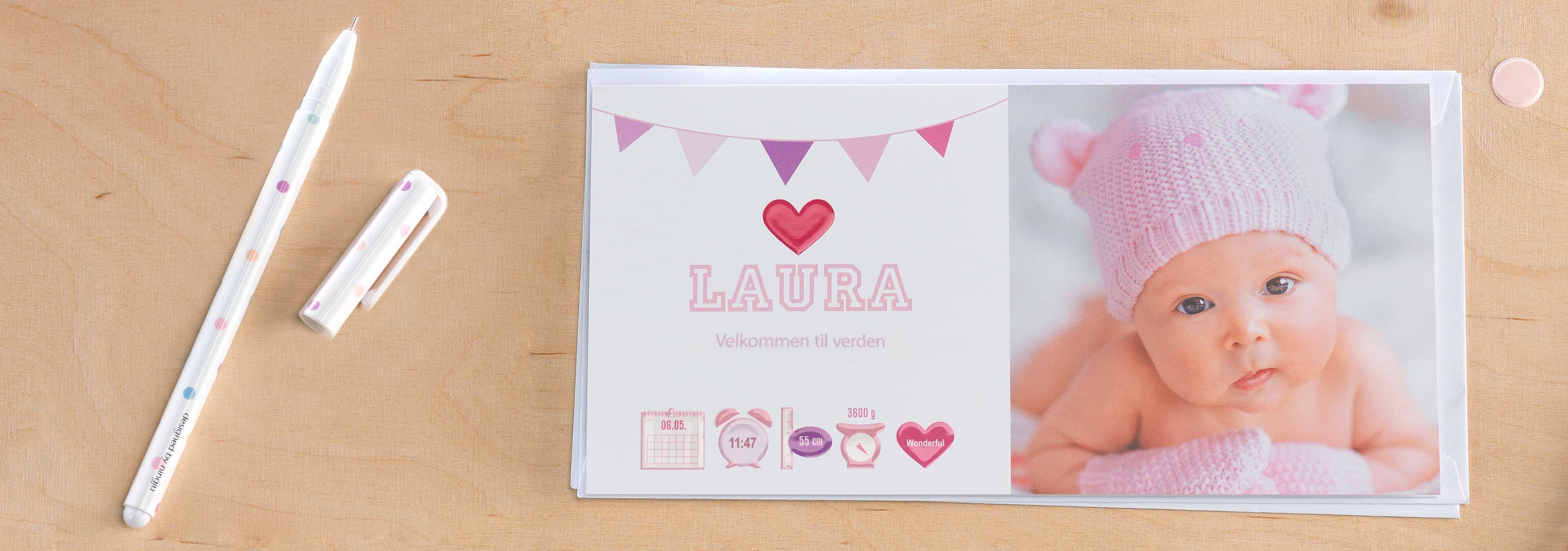 En kærligt designet CEWE fotobog om Laura med en sød teddyhat.