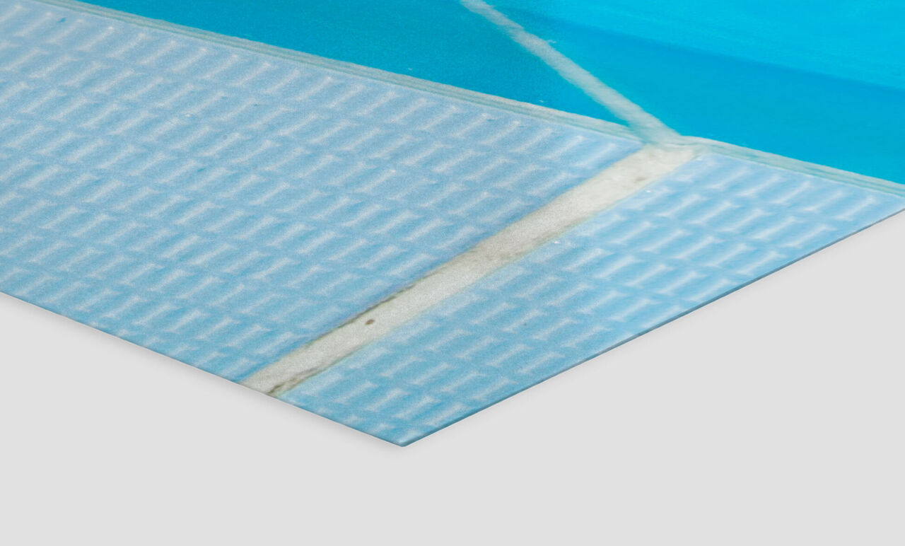 Nærbillede af en blå swimmingpoolfolie med struktureret overflade.
