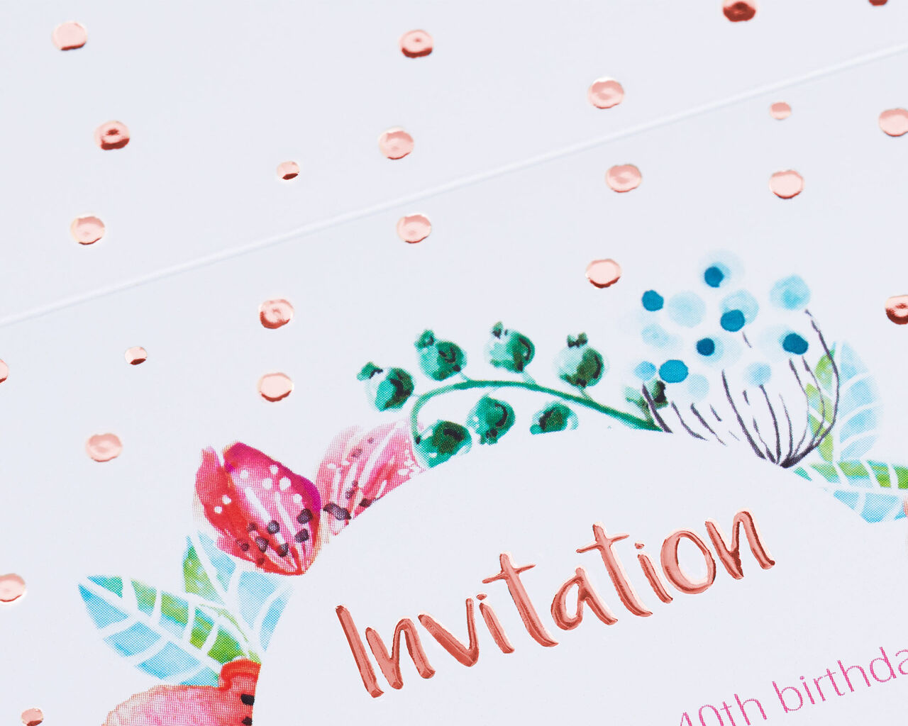 Invitationskort til en 10. fødselsdag med blomster og roséguld punkter.