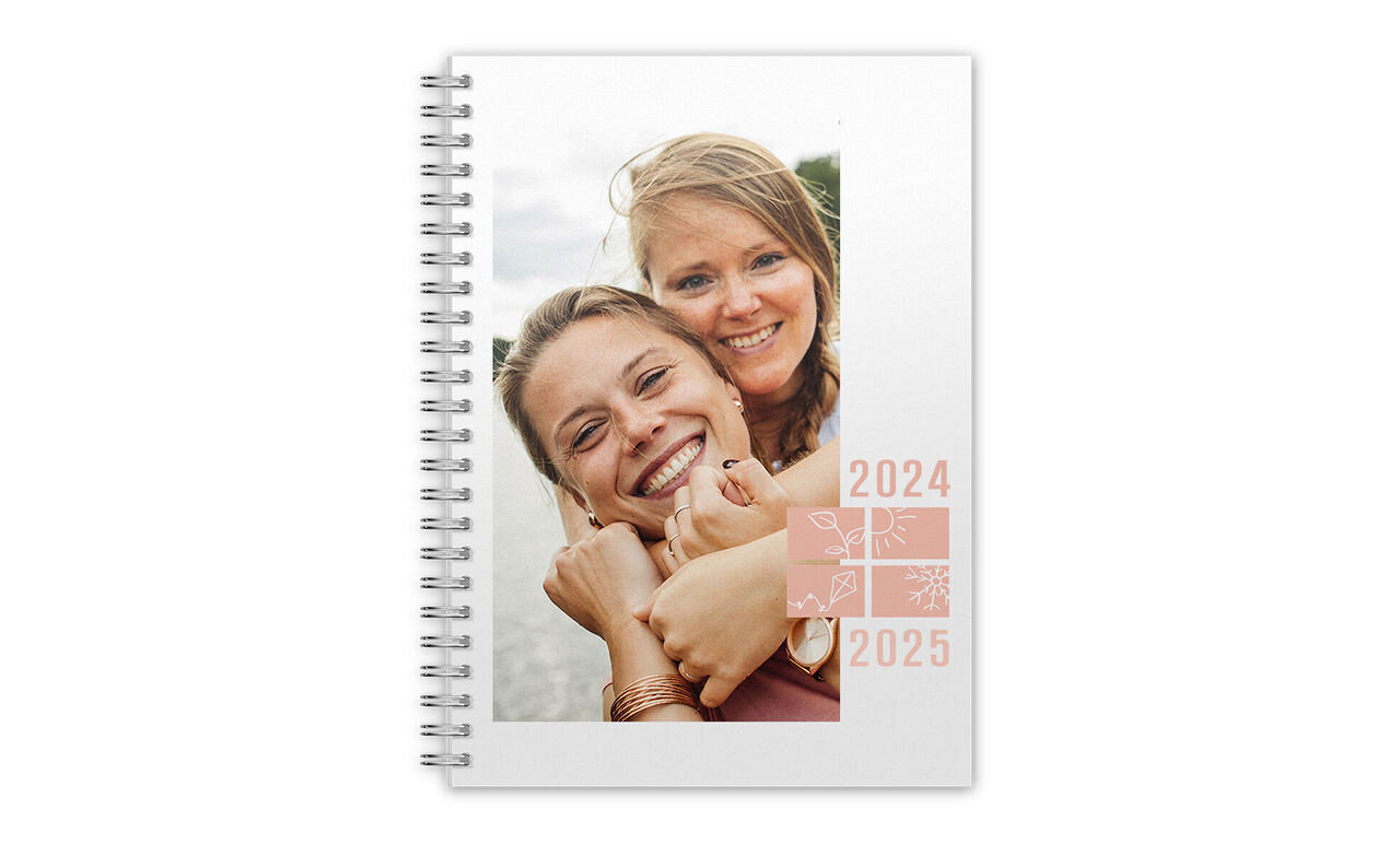Smuk fotokalender med personlige øjeblikke, omhyggeligt designet, viser årene 2024 og 2025.