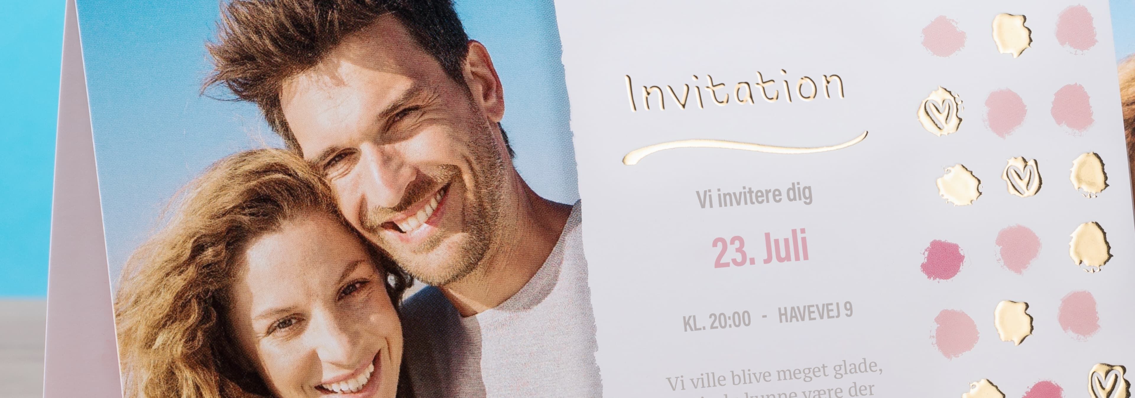 Et romantisk invitationkort med datoen 23. juli.